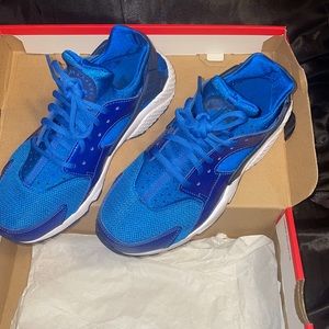 Nike gym shoes size 8 and color is blue